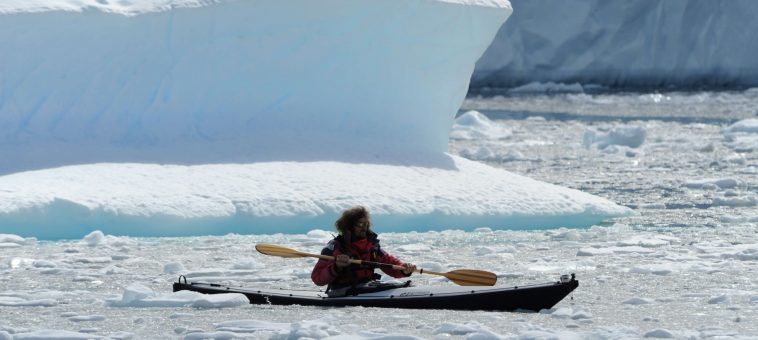 Kayak pliant Nautiraid Narak 550 devant un iceberg